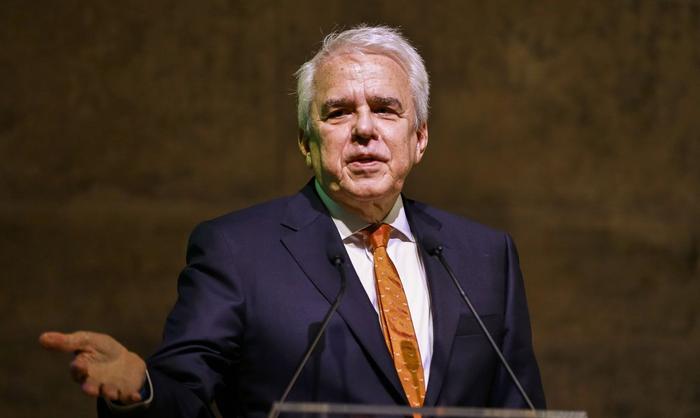 Presidente da Petrobras rebate críticas e diz que preço do diesel é o de mercado