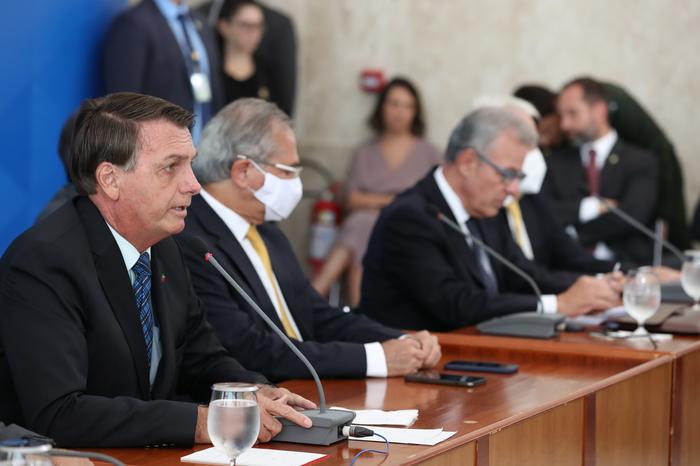 Bolsonaro sugere mudar ICMS ou fixar valor para baixar preço do combustível