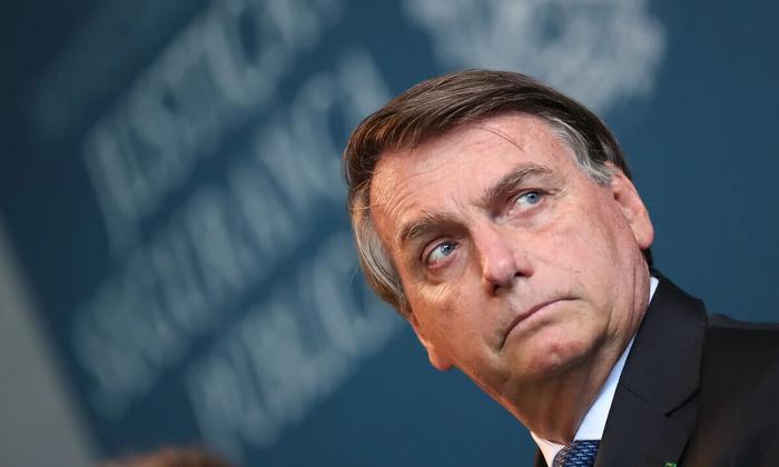 Bolsonaro acena a caminhoneiros e convoca presidente da Petrobras para tratar de preços de combustíveis