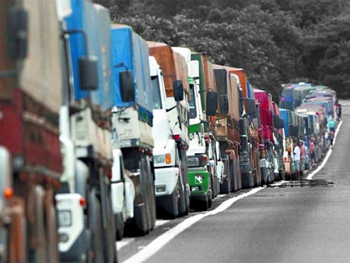 Caminhoneiros se revoltam contra Bolsonaro após reajuste do diesel