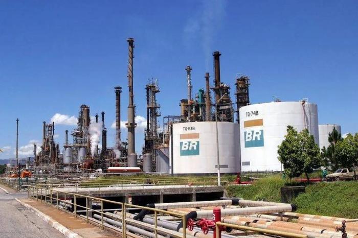 Preço de refinaria cai se Petrobras sofre interferência
