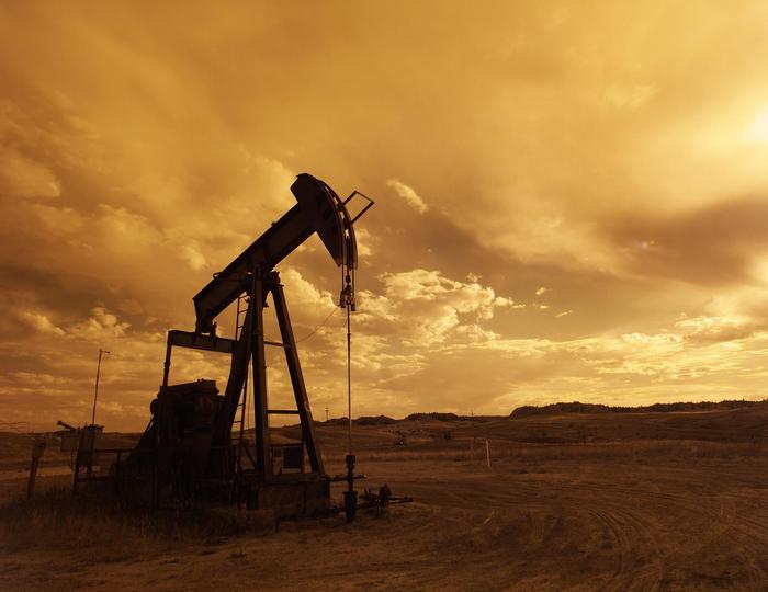 Petróleo tem preço mais alto em 13 meses; Petrobras perde onda