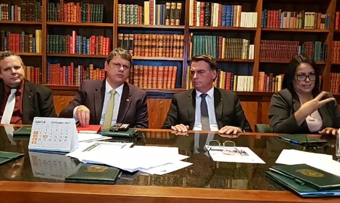 Bolsonaro decide zerar imposto sobre diesel e gás e diz que ‘alguma coisa vai acontecer na Petrobras’