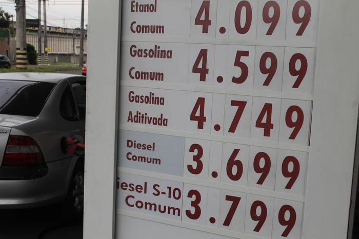Preço do diesel deve recuar 9% com tributo zerado; gás de cozinha pode ficar 5% mais barato