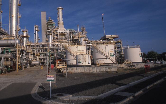 Paradas no refino e menor mistura de biodiesel elevam importações de diesel, diz Stonex