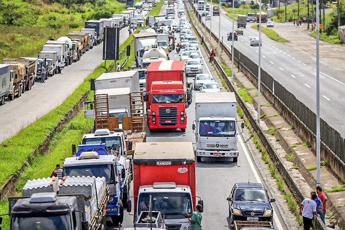 Governo atua para evitar greve de caminhoneiros após fim do imposto zero no diesel