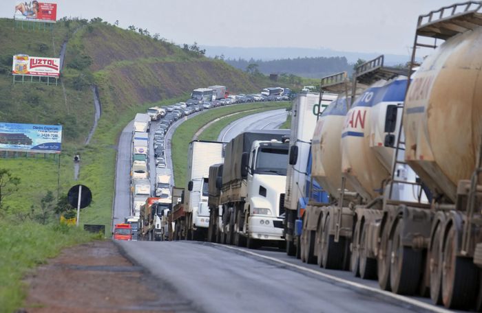 Governo lança programa para caminhoneiros para conter ameaças de greve, mas não mexe no diesel