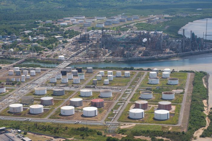 Cade aprova venda de refinaria da Petrobras para Mubadala