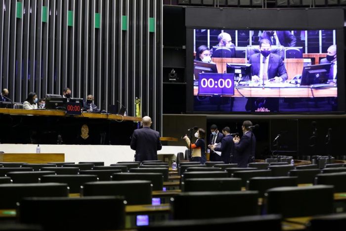 Projeto de Bolsonaro para unificar ICMS sobre combustível volta à pauta