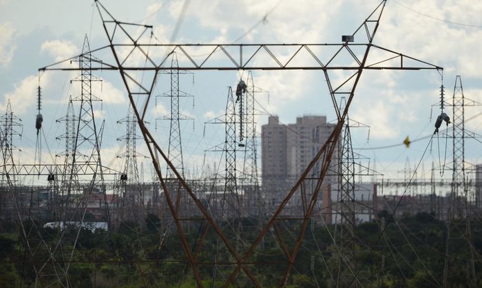 Com crise hídrica, governo avalia aumentar combustíveis fósseis na matriz energética