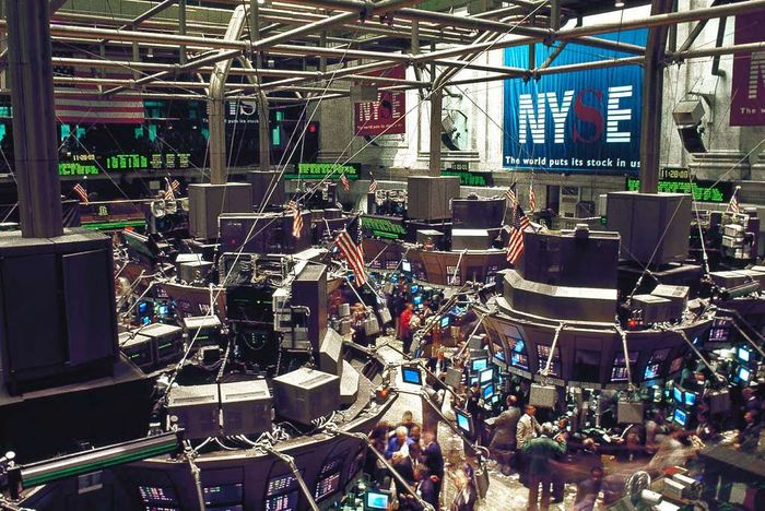 Petróleo fecha em forte alta, com expectativa por aumento cauteloso na produção