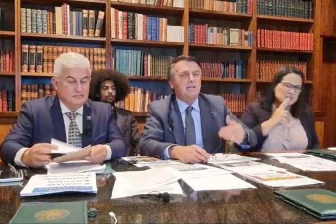 Bolsonaro cobra Petrobras e culpa governadores por preços dos combustíveis