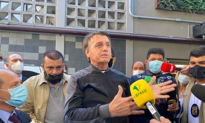 Bolsonaro diz que preço do combustível está alto e culpa governadores