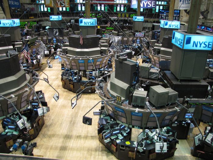 Petróleo fecha em alta de mais de 4% e recupera nível de US$ 70 por barril