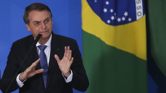 Bolsonaro: Conversei com Guedes; existe chance de zerar PIS-Cofins do diesel