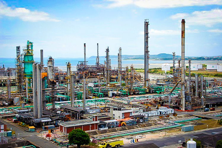 Mubadala cria empresa para operar refinaria comprada da Petrobras na Bahia