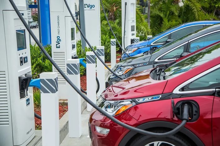 UE: vendas de elétricos supera a de carros diesel em agosto 