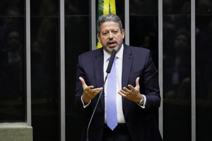 Lira quer votar proposta que prevê valor fixo do ICMS por litro do combustível