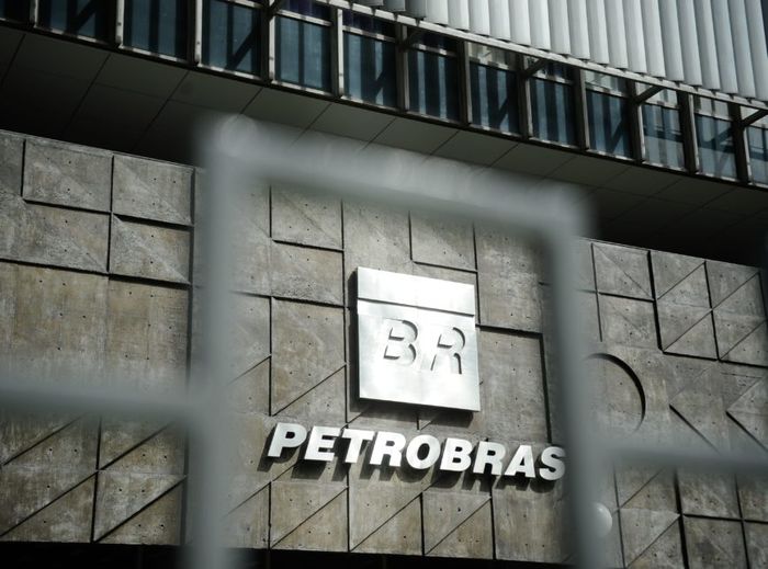 Distribuidoras alertam risco de desabastecimento devido aos cortes de produção da Petrobras