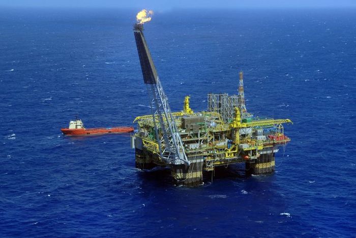 Preços do petróleo atingem máximas em três anos com oferta limitada