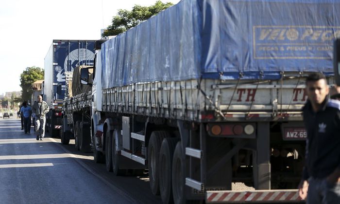 Caminhoneiros fazem novos protestos sem bloqueios nas estradas e portos