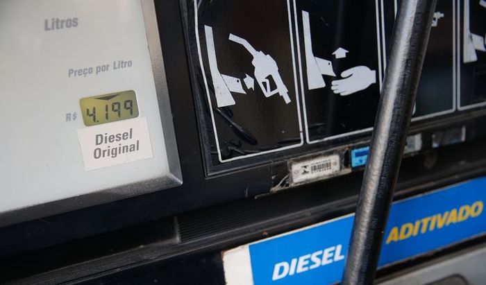 Diesel chega a R$ 5 e outubro termina com um aumento de 6%