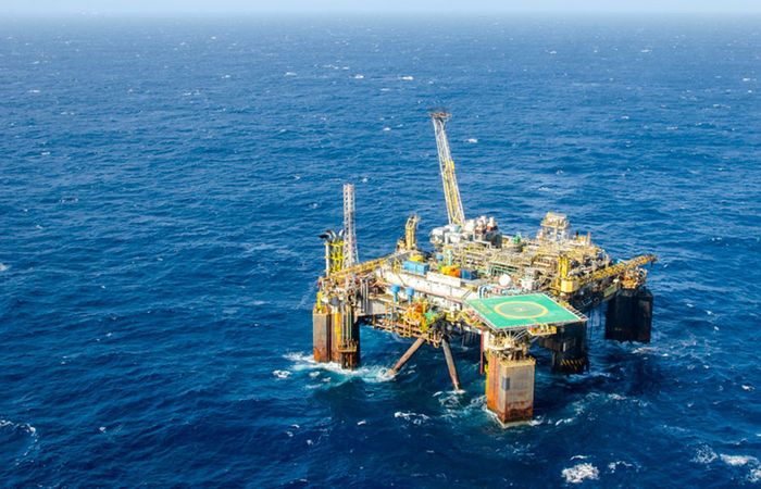 Preços do petróleo tocam US$ 90 pela primeira vez desde 2014, com tensões na Rússia