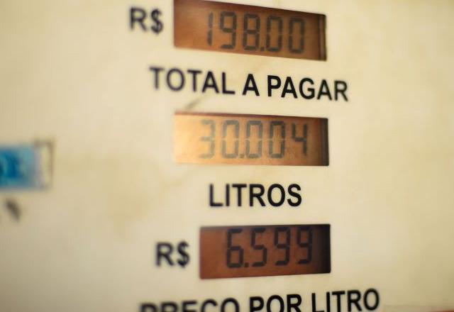 Com alta do petróleo, nem congelamento de ICMS deve conter reajuste de combustíveis