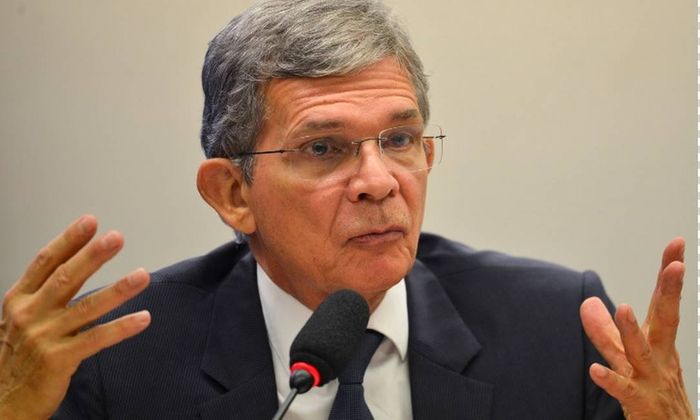 Presidente da Petrobras diz que empresa não pode segurar combustíveis