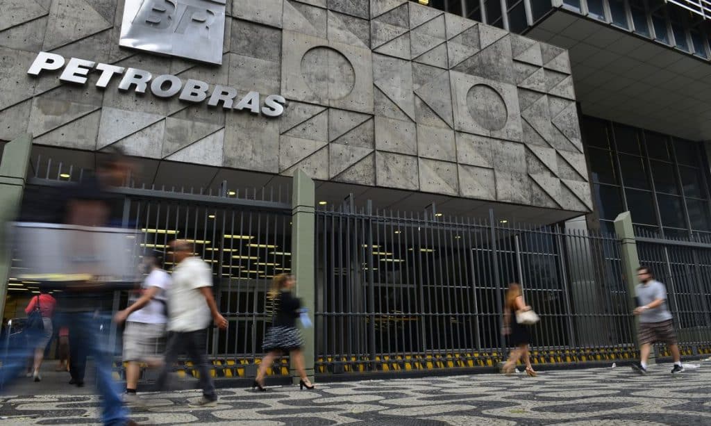 Petrobras deve fazer aumentos escalonados no preço da gasolina e do diesel