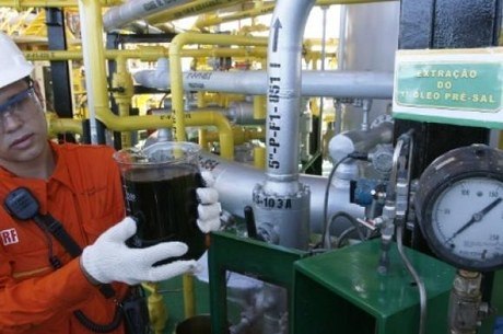 Petróleo pode “facilmente” bater US$ 120 com tensão Rússia-Ucrânia, diz JPMorgan
