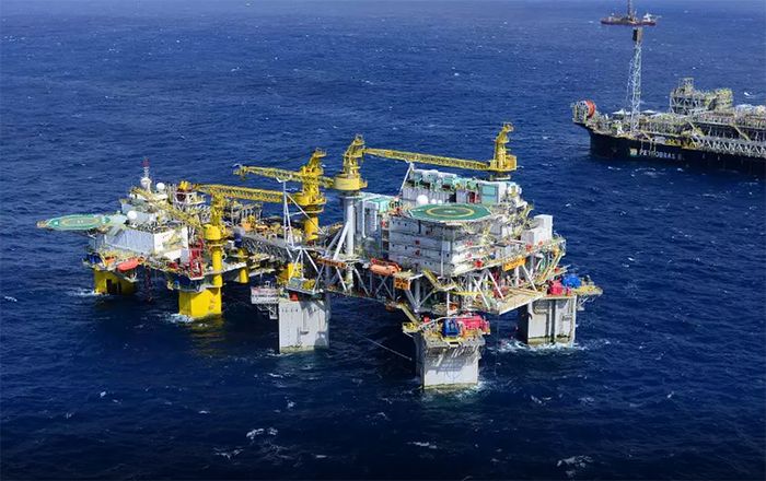 Petróleo vai a máxima em 7 anos depois da Rússia reconhecer independência de regiões da Ucrânia