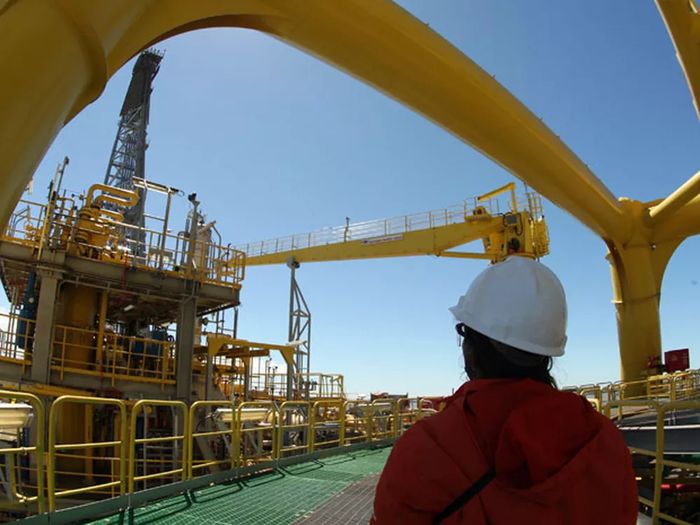 Petróleo Brent acelera e fica acima de US$ 110 por barril