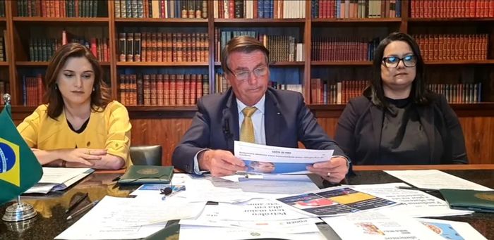 Bolsonaro defende que Petrobras reduza lucro para evitar alta nos combustíveis
