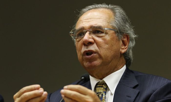 Guedes diz a Bolsonaro ser contra subsídio a combustíveis, segundo fontes