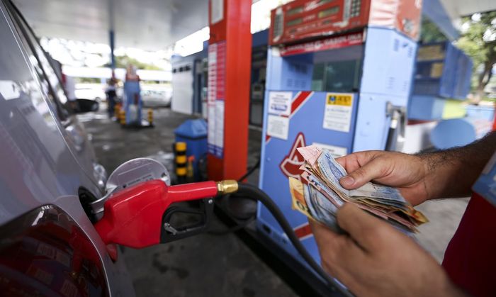 Sem defasagem, diesel custaria R$ 7,33/l e gasolina R$ 7,4/l, diz Fecombustíveis