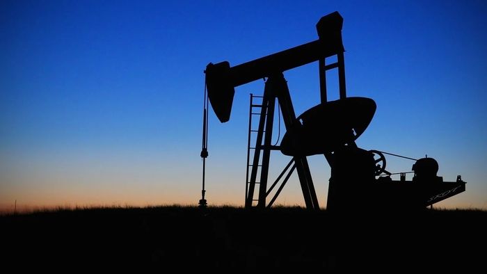 Petróleo cai por negociações na Ucrânia e confinamento na China
