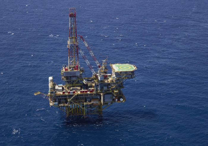 Petróleo mantém queda e se aproxima do nível anterior à guerra