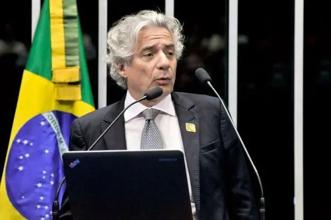 Pires não divulga lista de clientes, mas terá que entregá-la à Petrobras