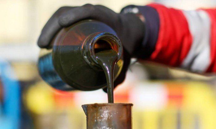 Petróleo cai e testa marca de US$ 100 por barril