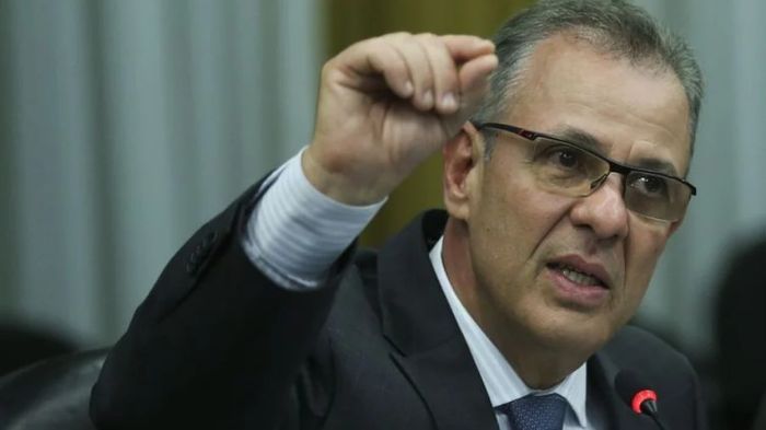 Bolsonaro joga desgaste com indicações na Petrobras para ministro de Minas e Energia