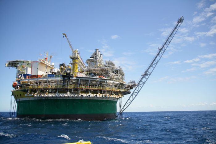 Petróleo fecha em queda forte, em meio a temores com China e oferta das reservas