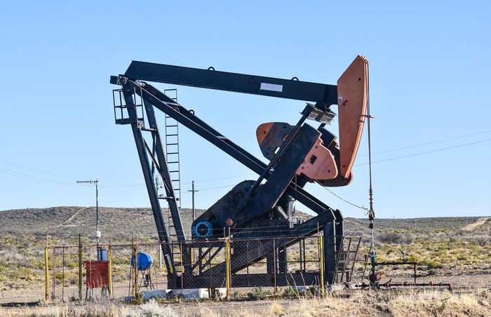 Petróleo fecha em alta com receio por boicote à Rússia e com suspensão de produção na Líbia