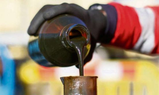 Petróleo fecha em forte alta após dados de estoques nos EUA