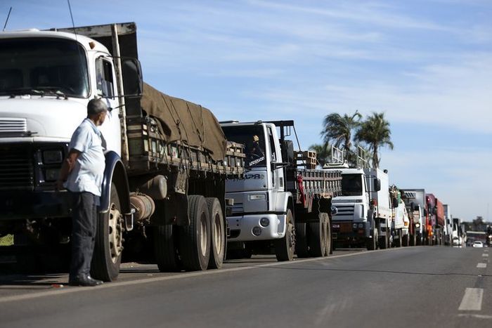 Protestos contra alta do diesel viralizam e caminhoneiros voltam a falar em paralisação