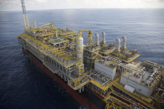 Petróleo acelera ganhos no fim da sessão e fecha em forte alta