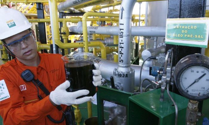 Petróleo avança com medidas na China e atenção à reunião da União Europeia