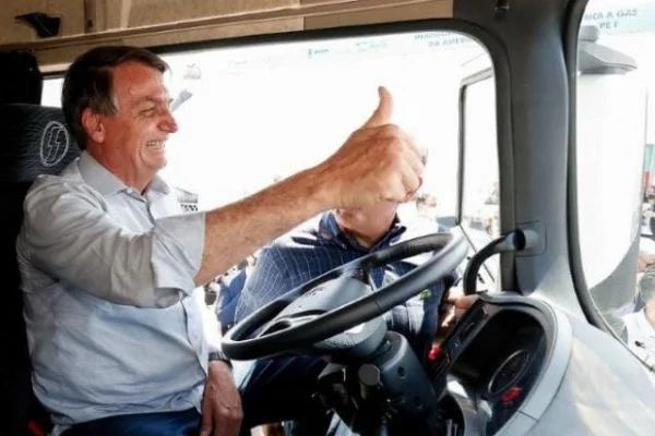 Governo Bolsonaro busca justificativa legal para dar subsídio e reduzir preço do diesel