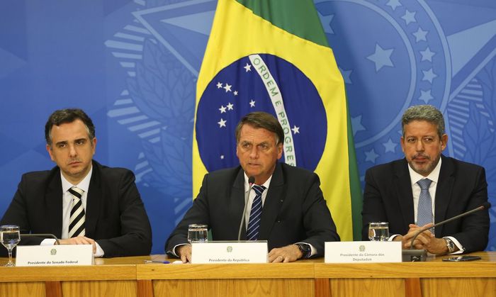 Bolsonaro anuncia corte de tributos sobre gasolina e repasse para estados zerarem ICMS