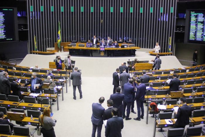 Câmara aprova projeto que obriga empresas de combustíveis a informar preços à ANP